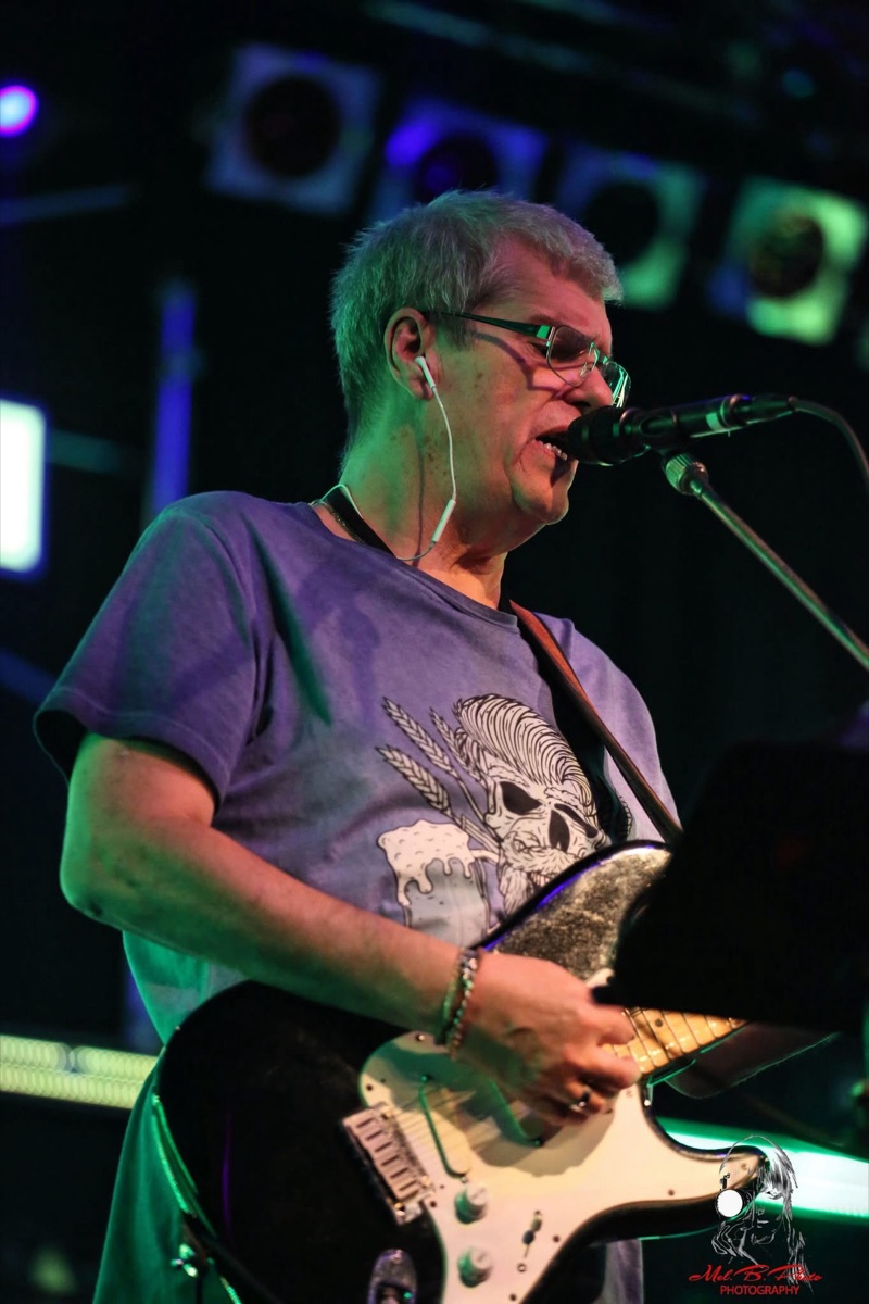Alex live an der Gitarre und am Mikrofon