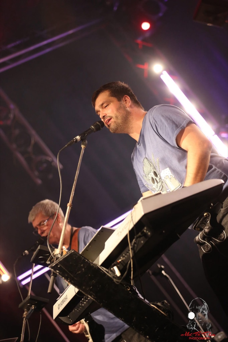 André live am Keyboard und Mikrofon