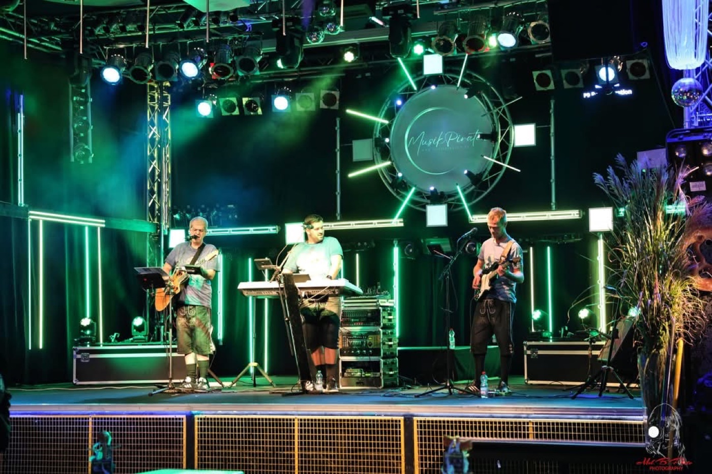 Die MusikPiraten auf einer grün beleuchteten Bühne