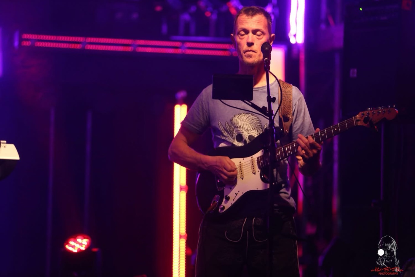 Ossi live an der Gitarre